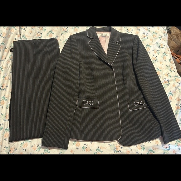 Tahari Arthur S Levine Black Pinstripe Blazer/Pants Suit with White Piping Sz 4 - Picture 3 of 9